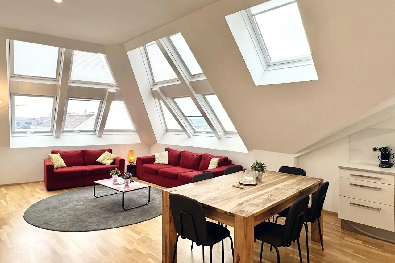 Spacious Penthouse In Favoriten Viena