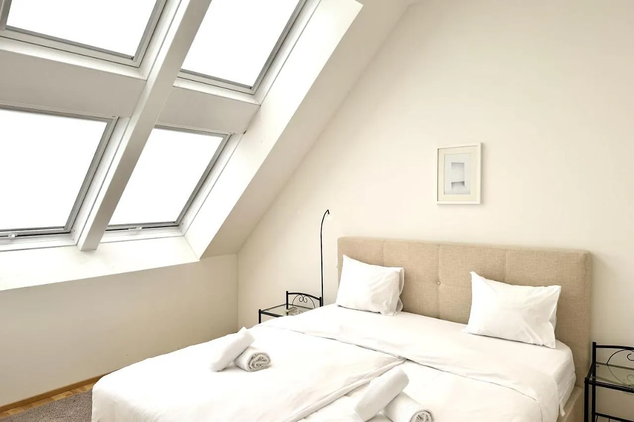 Spacious Penthouse In Favoriten Viena